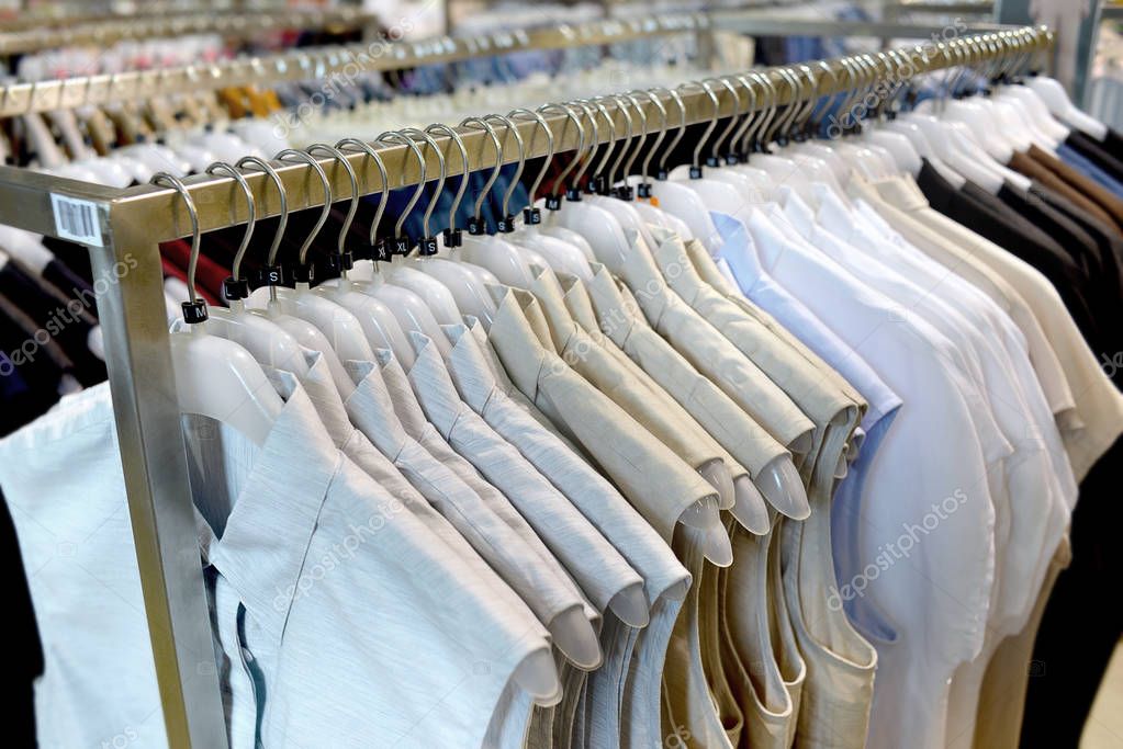 Percheros con ropa premium variada